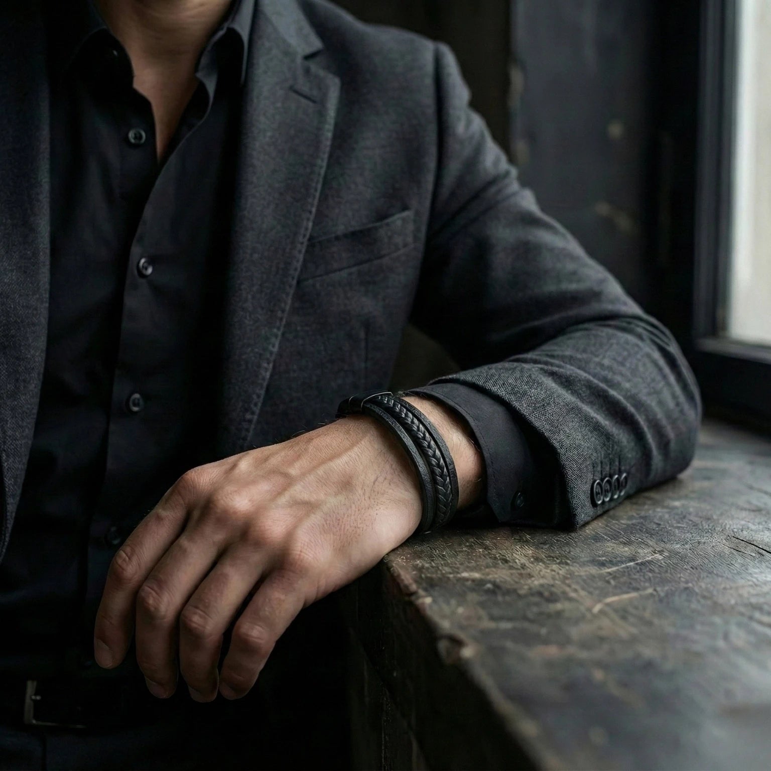 Pulseira masculina em couro legítimo trançado, resistente, elegante e ideal para complementar qualquer visual.