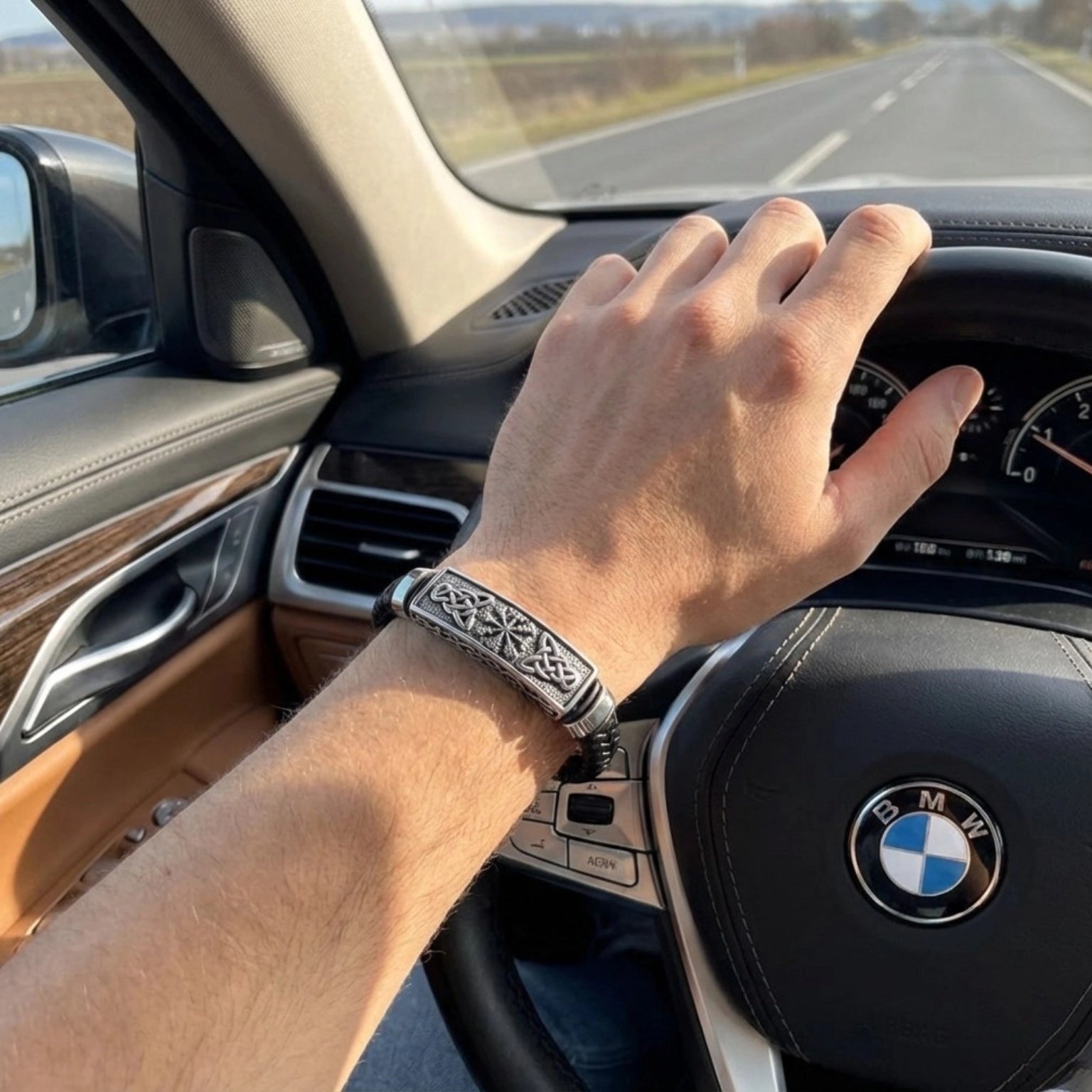 Pulseira de couro para ele Life Viking Couro com Aço, acessório masculino em couro legítimo com estilo viking e acabamento refinado