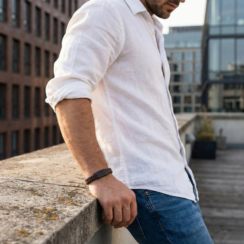 Pulseira masculina em couro legítimo com visual sofisticado e ajuste confortável para o dia a dia.