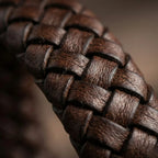 Pulseira de couro masculina para homem com design elegante, acabamento premium e estilo versátil para todas as ocasiões.