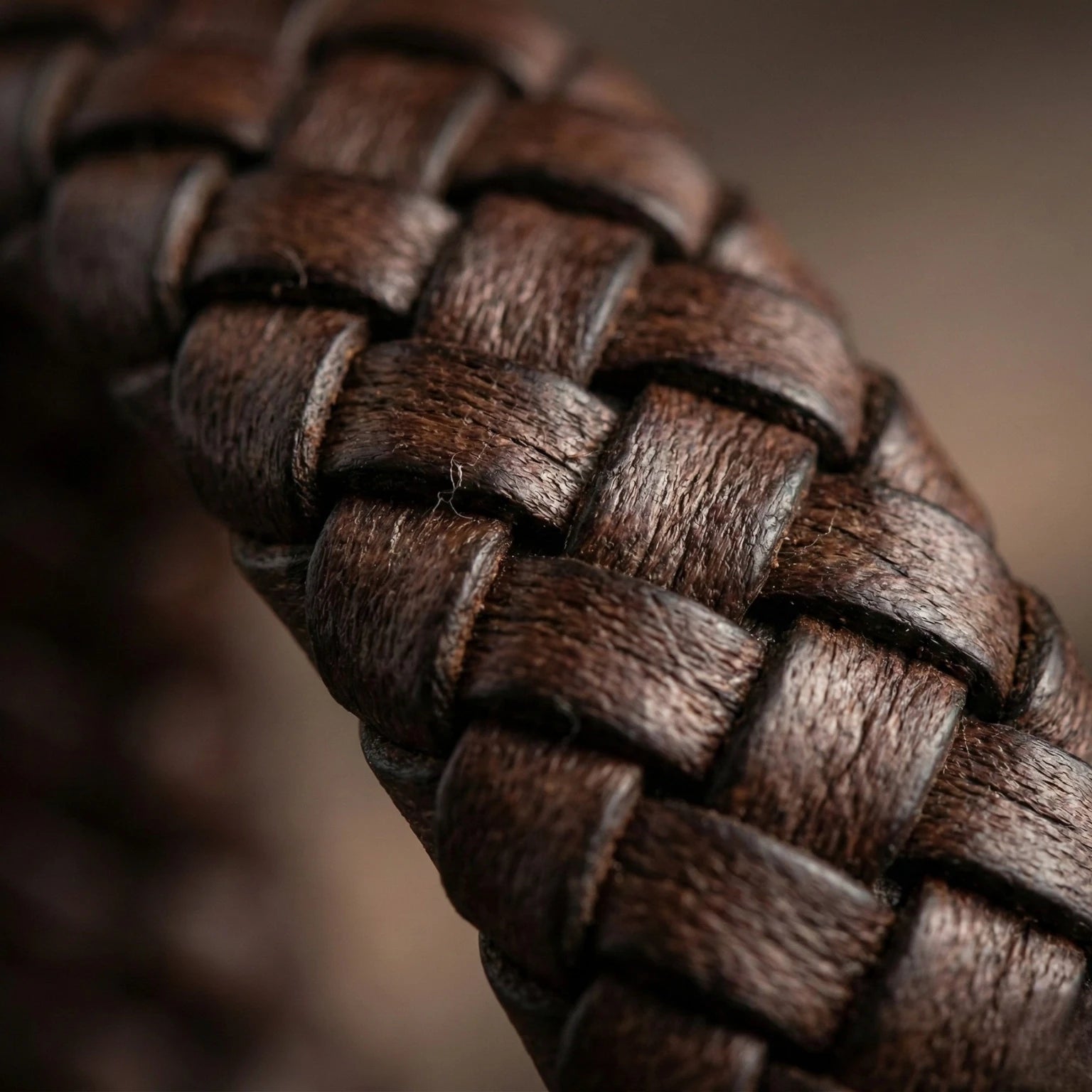 Pulseira de couro masculina para homem com design elegante, acabamento premium e estilo versátil para todas as ocasiões.