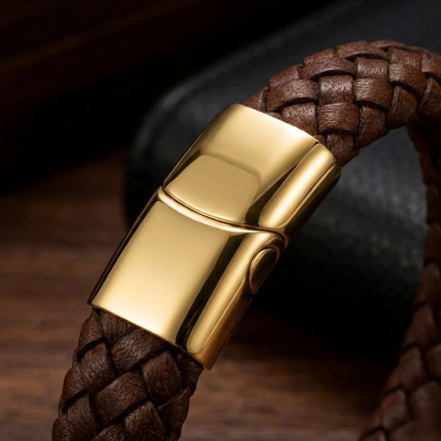 Pulseira de couro masculina para homem com design elegante, acabamento premium e estilo versátil para todas as ocasiões.