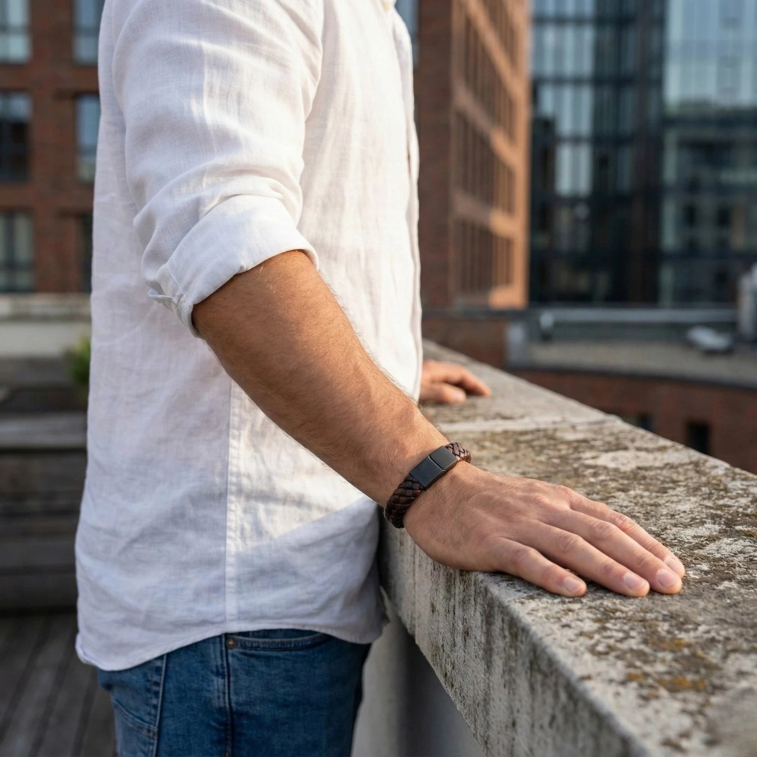 Pulseira de couro para homem com acabamento refinado e design moderno para complementar o visual.